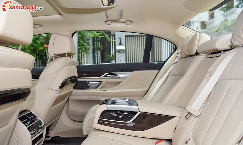 Ghế ngồi ở phía sau của BMW 730Li 2019 có thể đủ chỗ cho cả 3 người trưởng thành