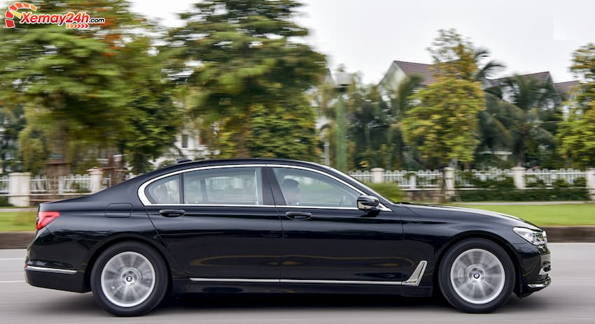 730Li 2019 được BMW trang bị khá đầy đủ các công nghệ an toàn tiêu chuẩn