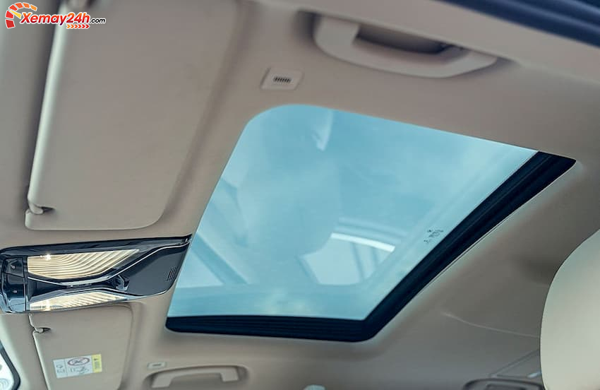 Cửa sổ trời của xe BMW 730Li 2019