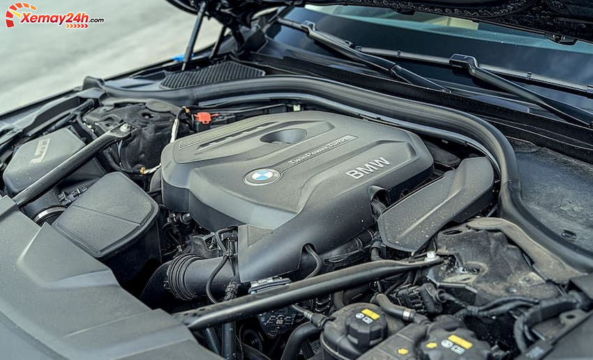 BMW 730Li 2019 sử dụng động cơ TwinPower Turbo I-4 2.0L cho công suất cực đại 258 mã tực ở vòng tua 5.000-6.500 rpm và mô men xoắn cực đại đạt 400Nm ở 1.550-4.400 rpm.