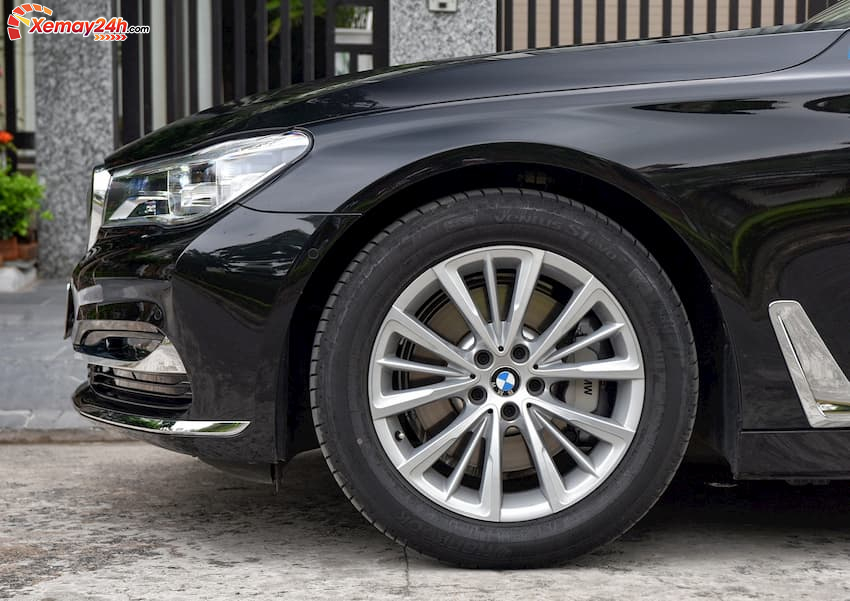 BMW 730Li 2019 sử dụng bộ la zăng thể thao, khỏe khoắn với kích thước 18 inch.
