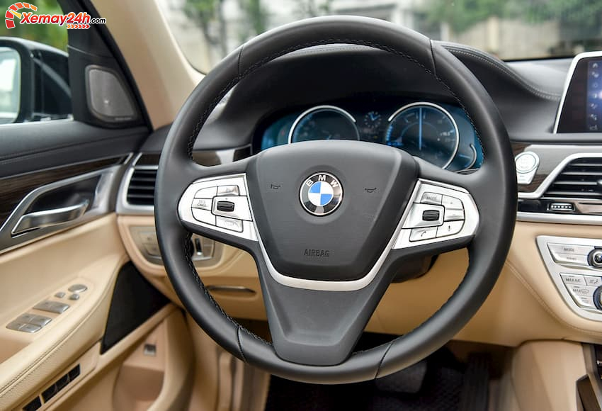 BMW 730Li 2019 sử dụng Vô lăng 3 chấu thiết kế thể thao, bọc da cao cấp.