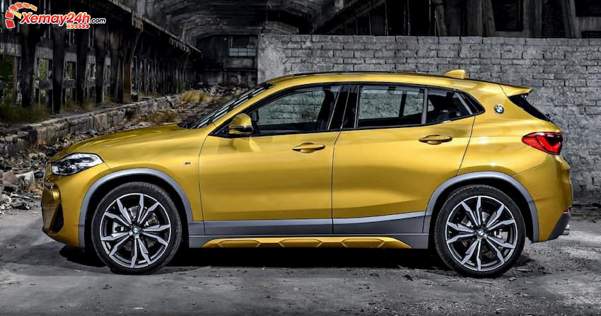 Đánh giá thân xe BMW X2 sDrive20i 2019: Xe cũng có những đường gân dập nổi mạnh mẽ và năng động ở thân xe. Chính nhờ những đường gân này nên phâng thân trông có chiều sâu và bóng bẩy hơn.