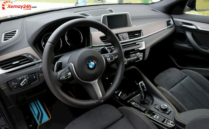 BMW X2 có không gian nội thất đậm chất BMW đặc trưng. Không gian nội thất này được đánh giá là sự pha trộn giữa sự mạnh mẽ của dòng X và các yếu tố đặc trưng của BMW.