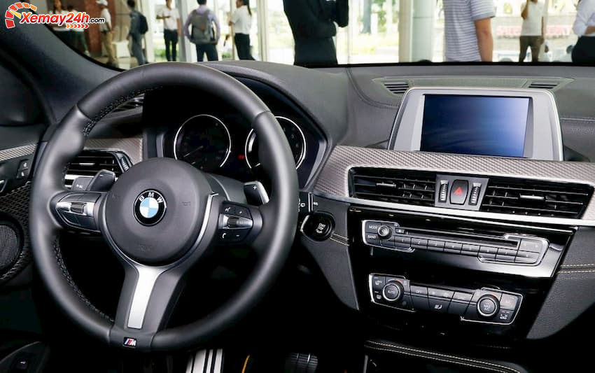 BMW X2 có camera tích hợp trên màn hình LCD đặt thẳng đứng dạng tablet hình kích thước 6,5 hoặc 8 inch cung cấp các chương trình giải trí giúp hành khách thư giãn trong suốt hành trình trải nghiệm chiếc xe.