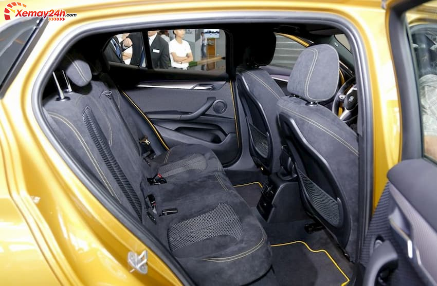 Hệ thống ghế ngồi xe BMW X2 sDrive20i 2019: Hàng ghế sau khá rộng rãi với chỗ để chân thoải mái.