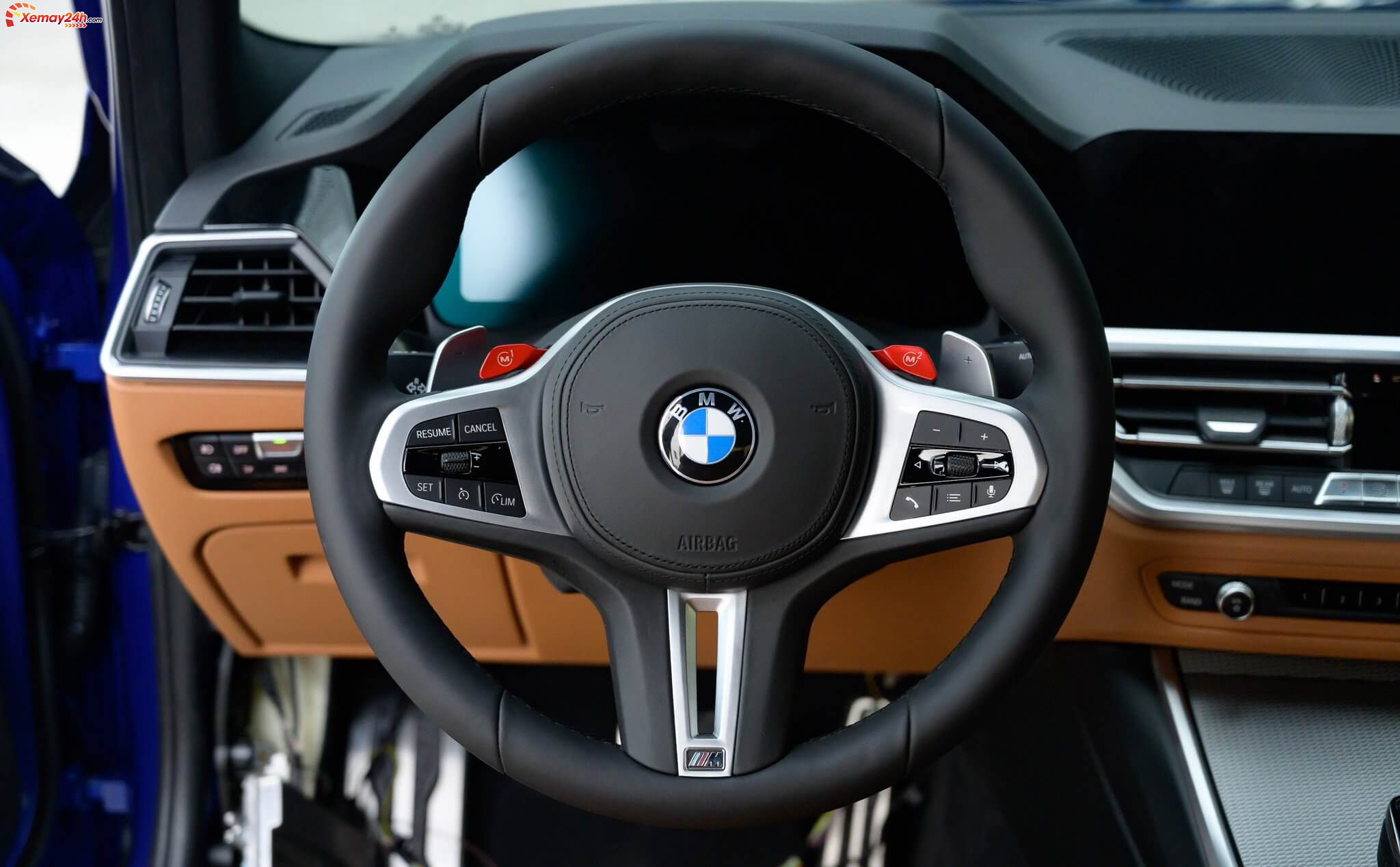 Vô lăng và bảng taplo của BMW 320i 2020