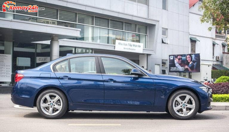 Xe BMW 320i 2021 màu xanh dương